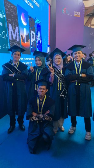 Wisuda bersama rekan seangkatan, masuk bersama keluar bersama